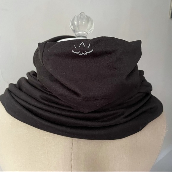 Beyond Yoga Black Hidden Pocket Infinity Scarf EUC - Picture 7 of 10